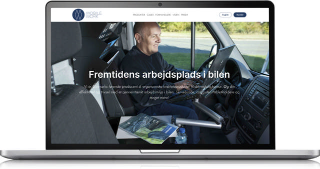 Et mockup af en bærbar computer, der viser Mobile Works forside. 