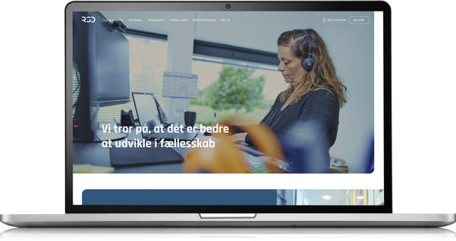 Mockup af en bærbar computer der viser Revisorgruppen Danmarks hjemmeside