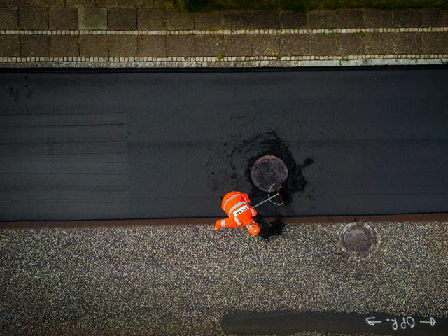 Dronebillede af en mand der laver vejarbejde